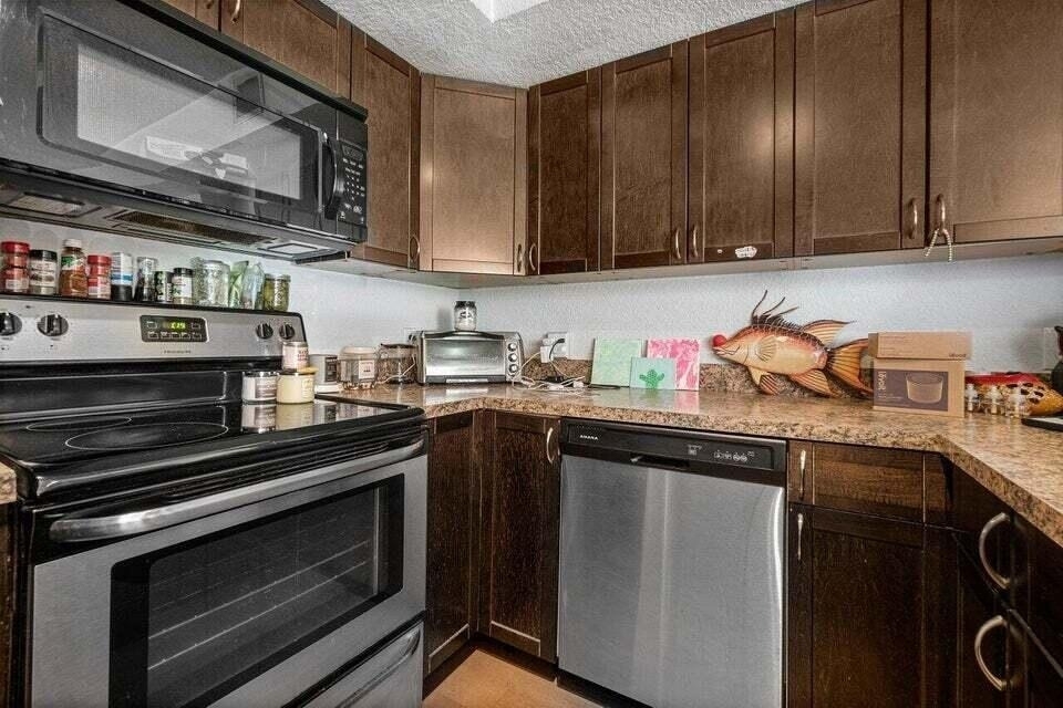 117 Yacht Club Way - Photo 0