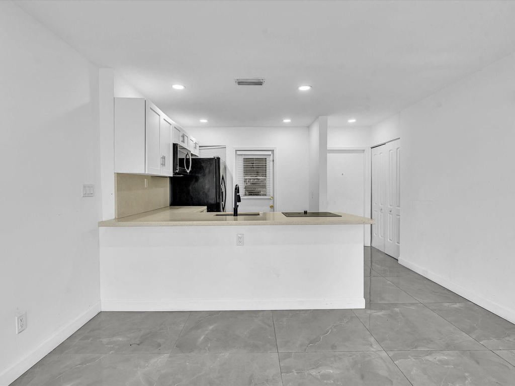 2451 Sw 82nd Avenue - Photo 16