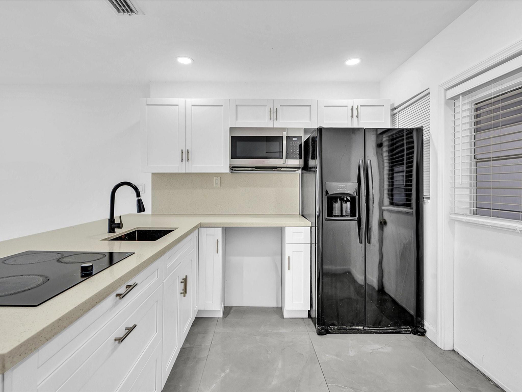 2451 Sw 82nd Avenue - Photo 2