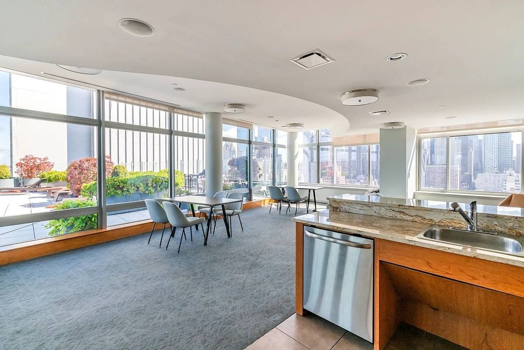 West 52nd Street - Photo 7