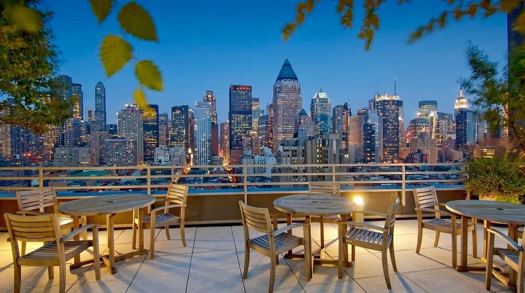 West 52nd Street - Photo 14
