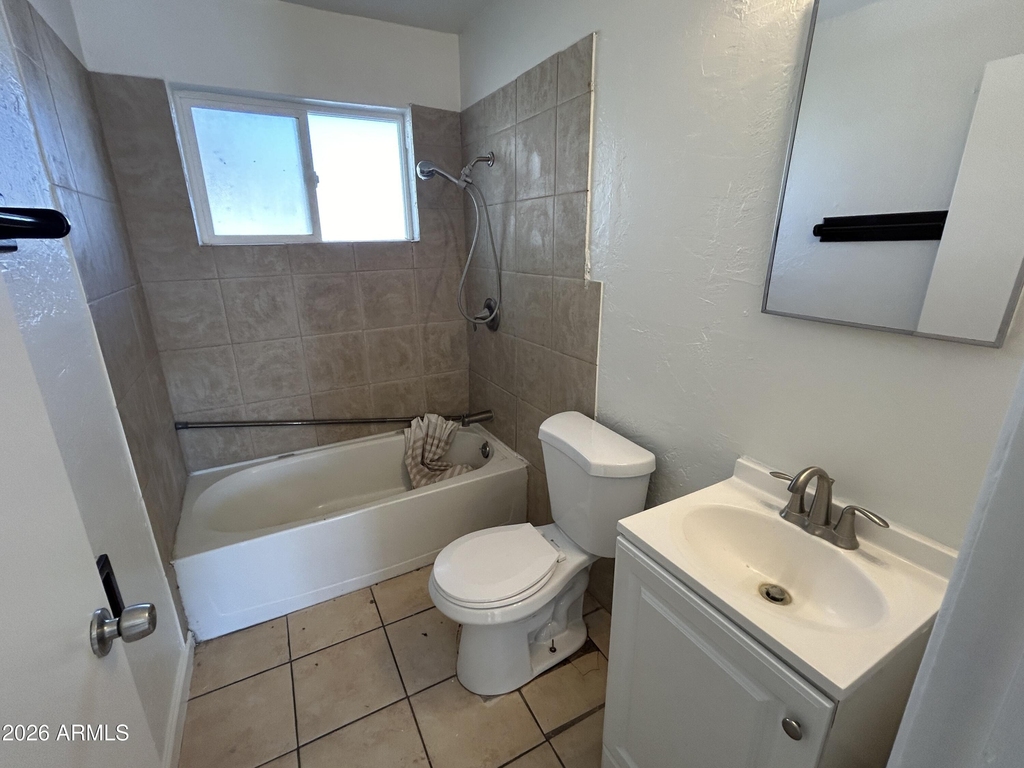 114 W Riley Drive - Photo 3