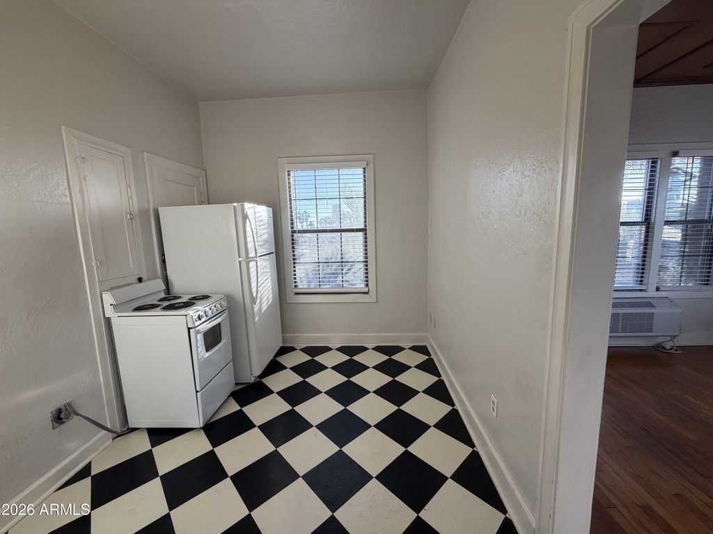 902 E Palm Lane - Photo 1