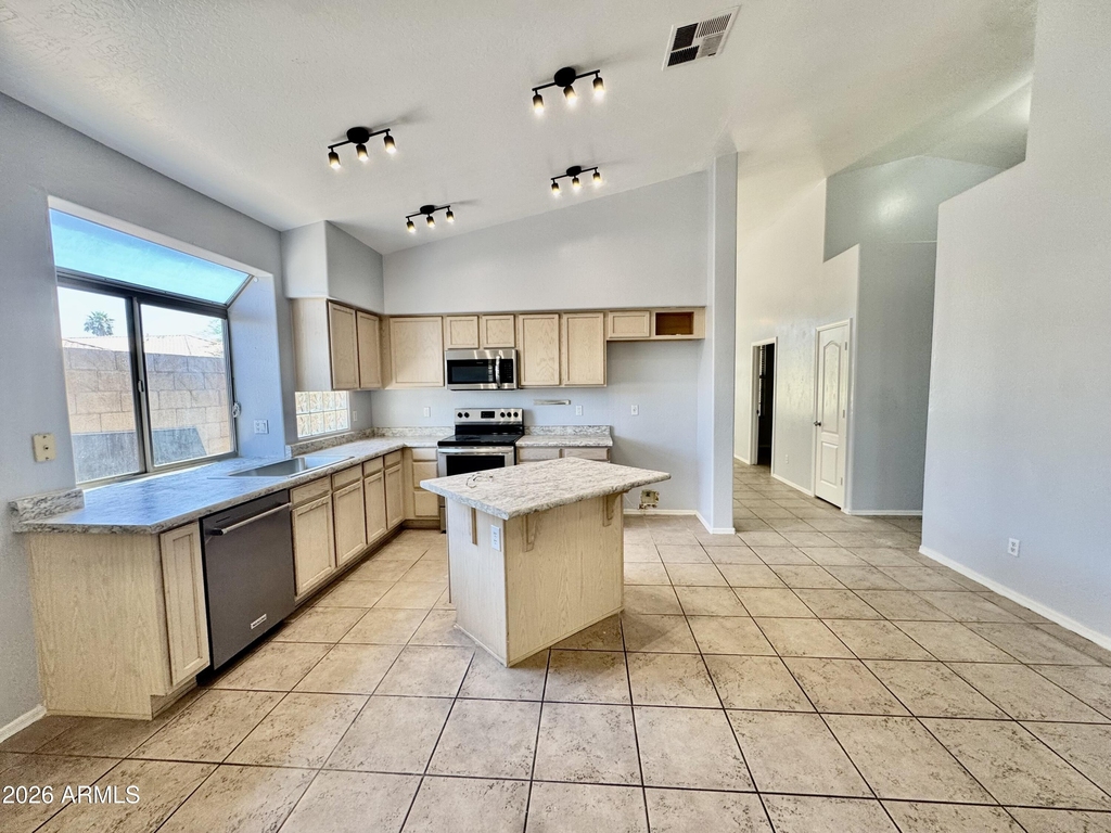 16401 N 39th Place - Photo 3