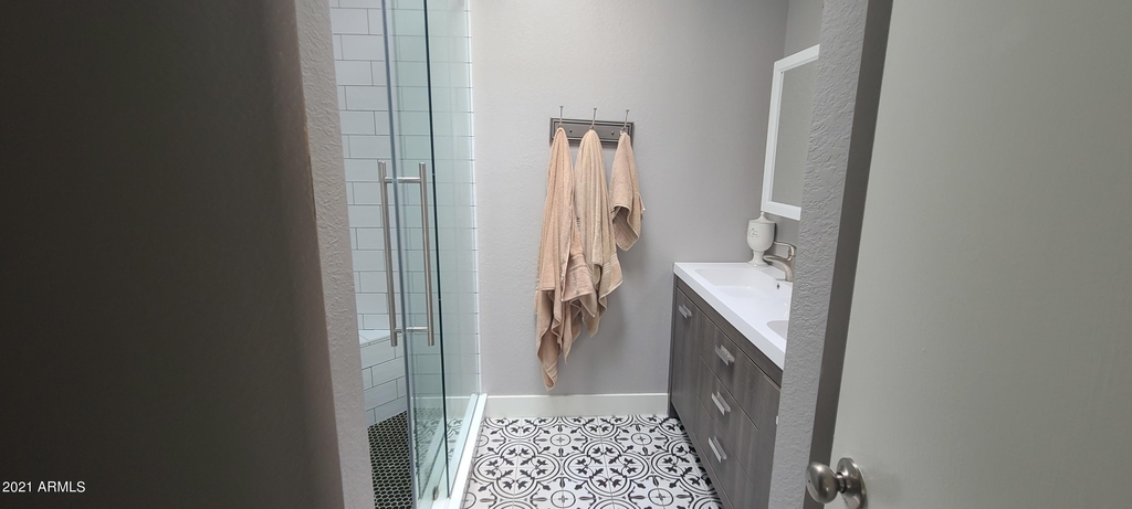 1126 E Charleston Avenue - Photo 4