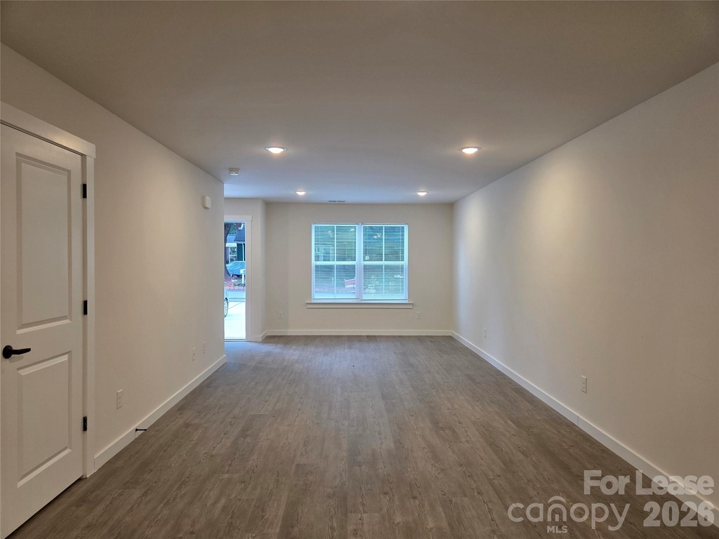 104 10th Avenue Se - Photo 1