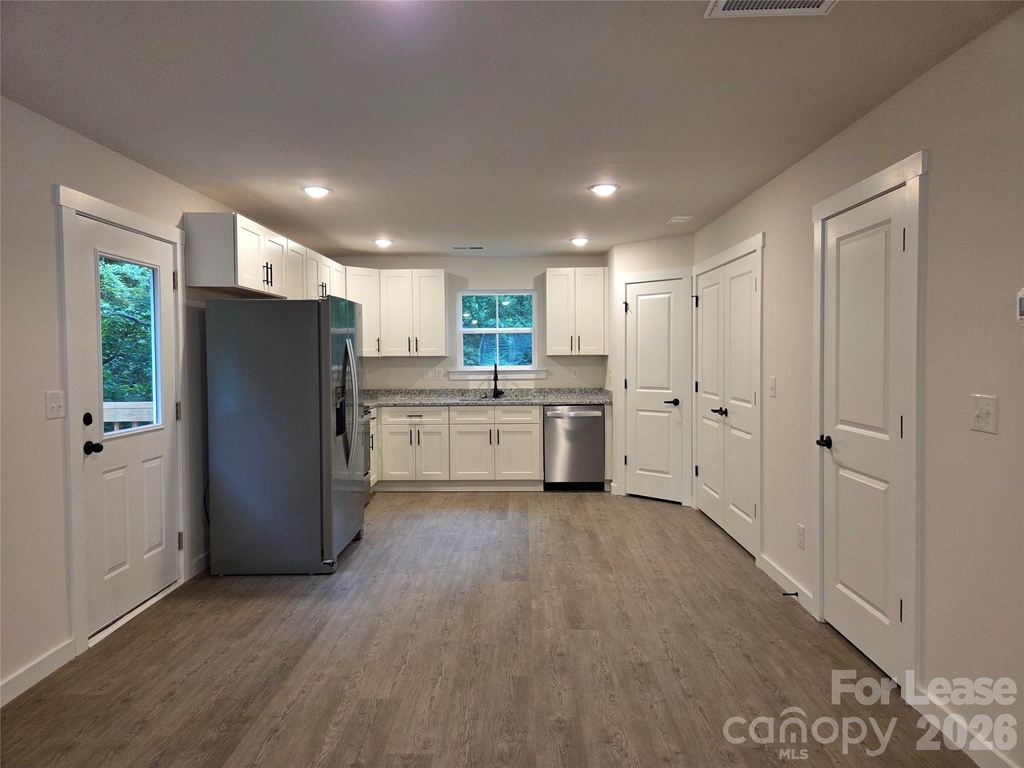 104 10th Avenue Se - Photo 2