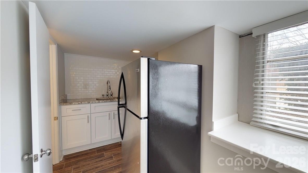 428 Hawthorne Lane - Photo 4