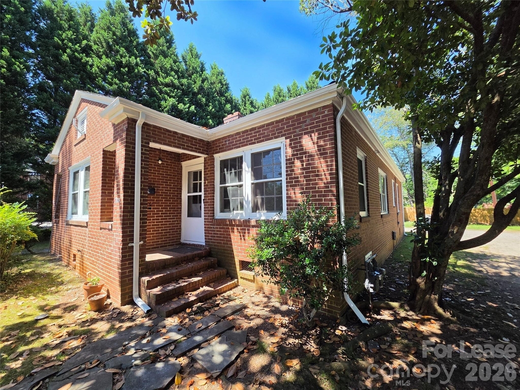 322 W Mccubbins Street - Photo 0