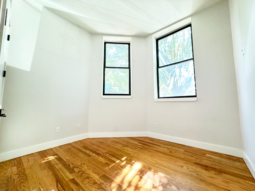 481 Evergreen Avenue - Photo 6