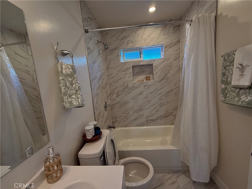 549 N Niagara - Photo 1