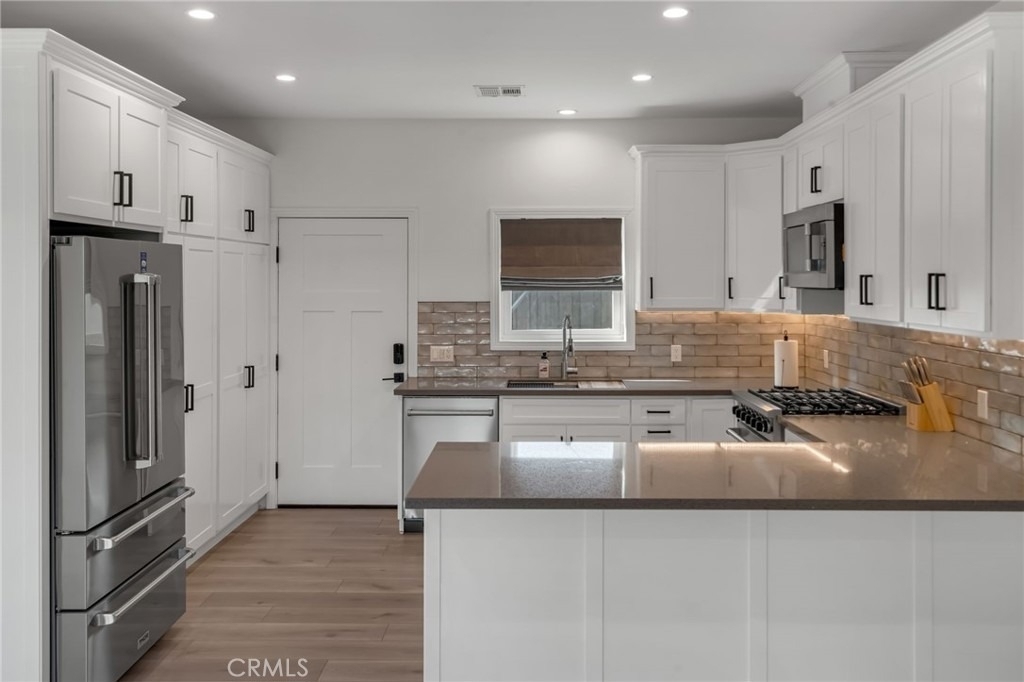 22434 Berdon St - Photo 9