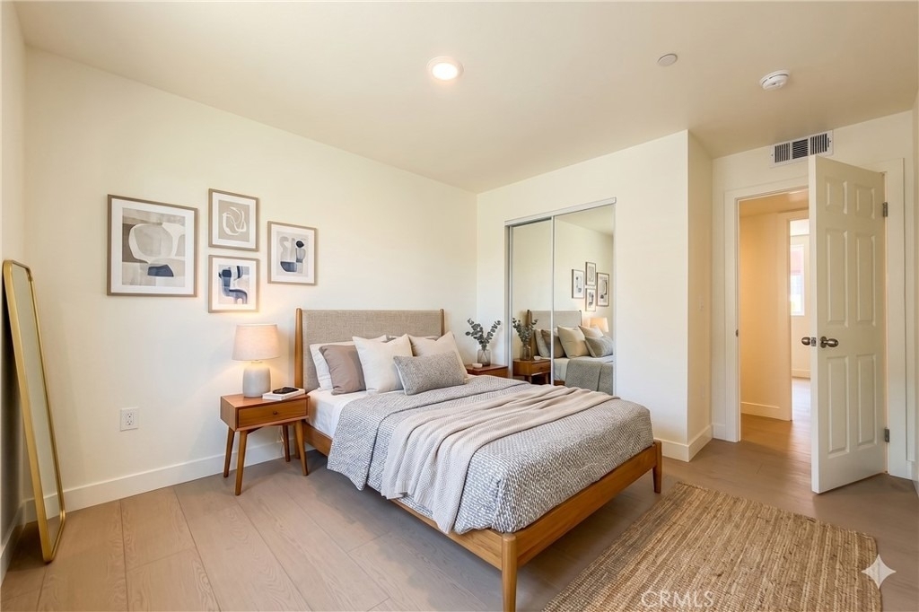 734 E 52nd Street - Photo 9