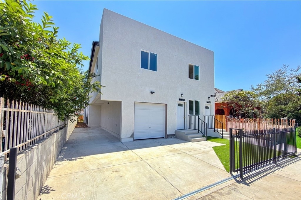 734 E 52nd Street - Photo 1
