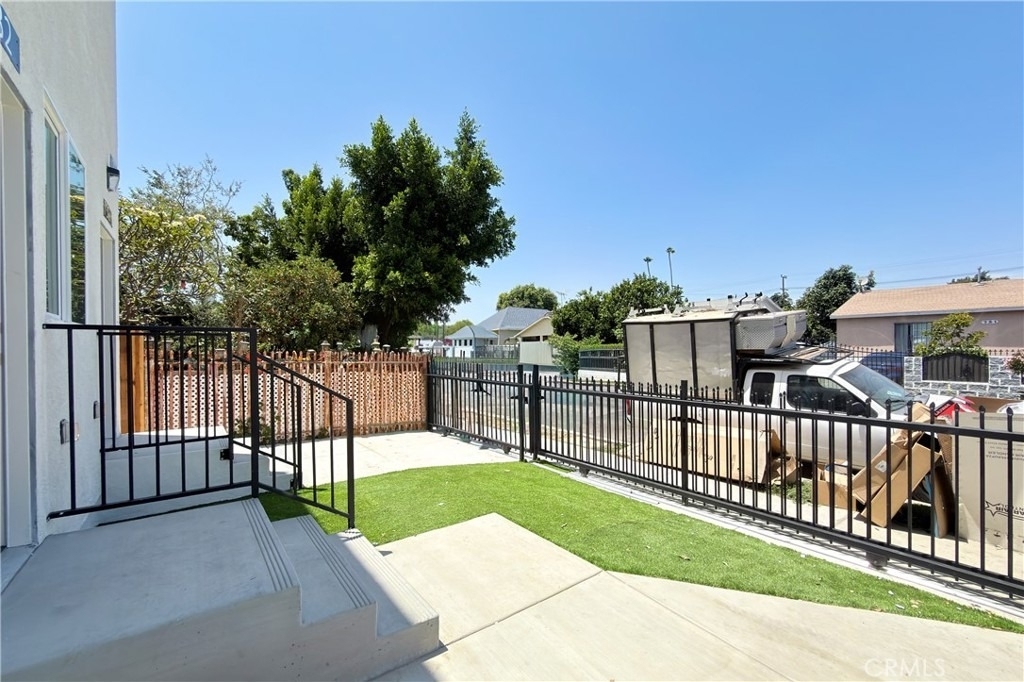 734 E 52nd Street - Photo 2