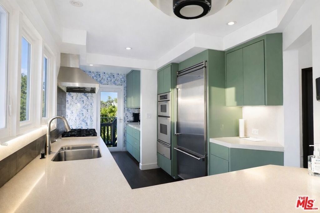 8810 Hollywood Boulevard - Photo 2