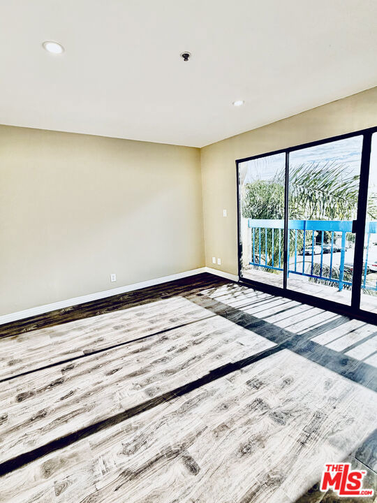 1052 S Mariposa Avenue - Photo 3