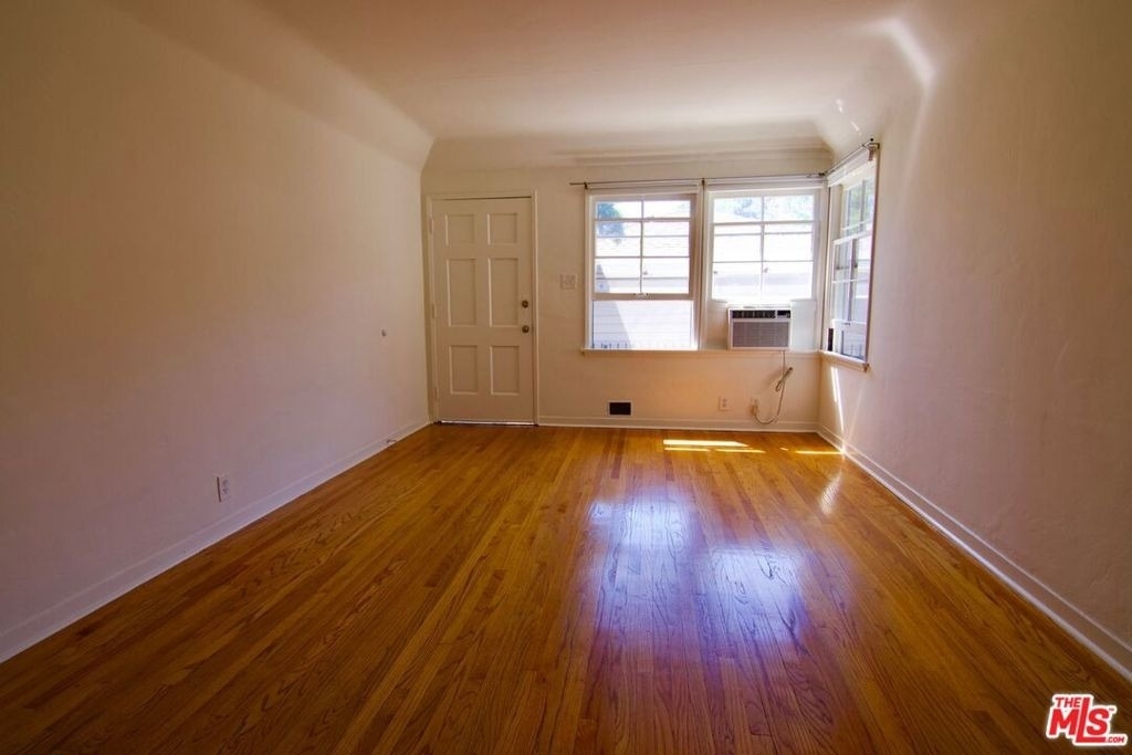 2916 Reservoir - Photo 1