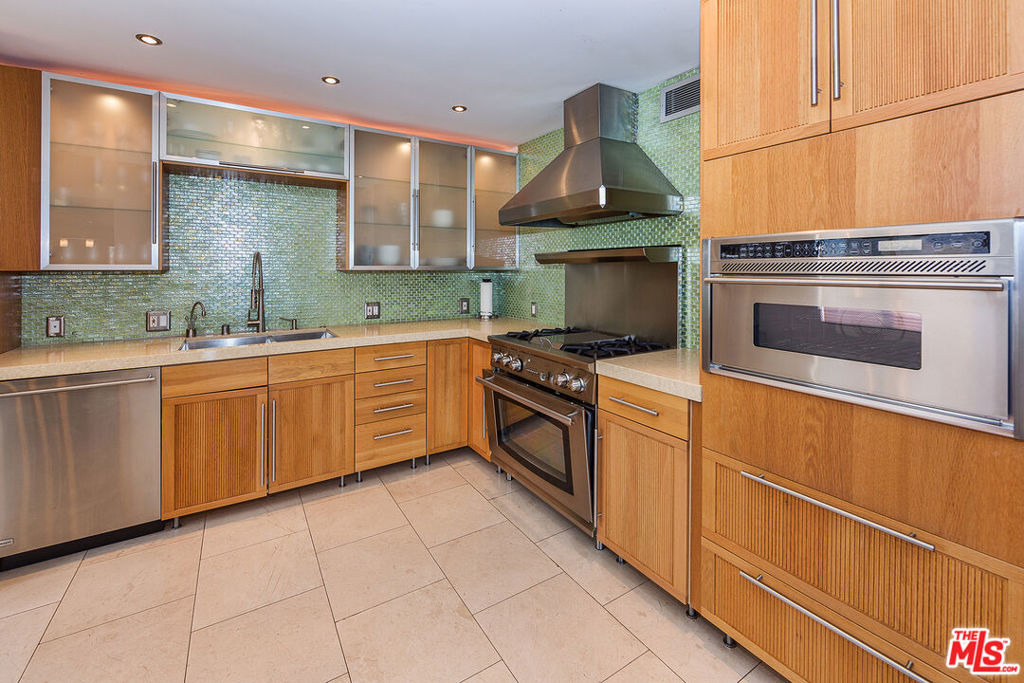 1037 N Vista Street - Photo 0