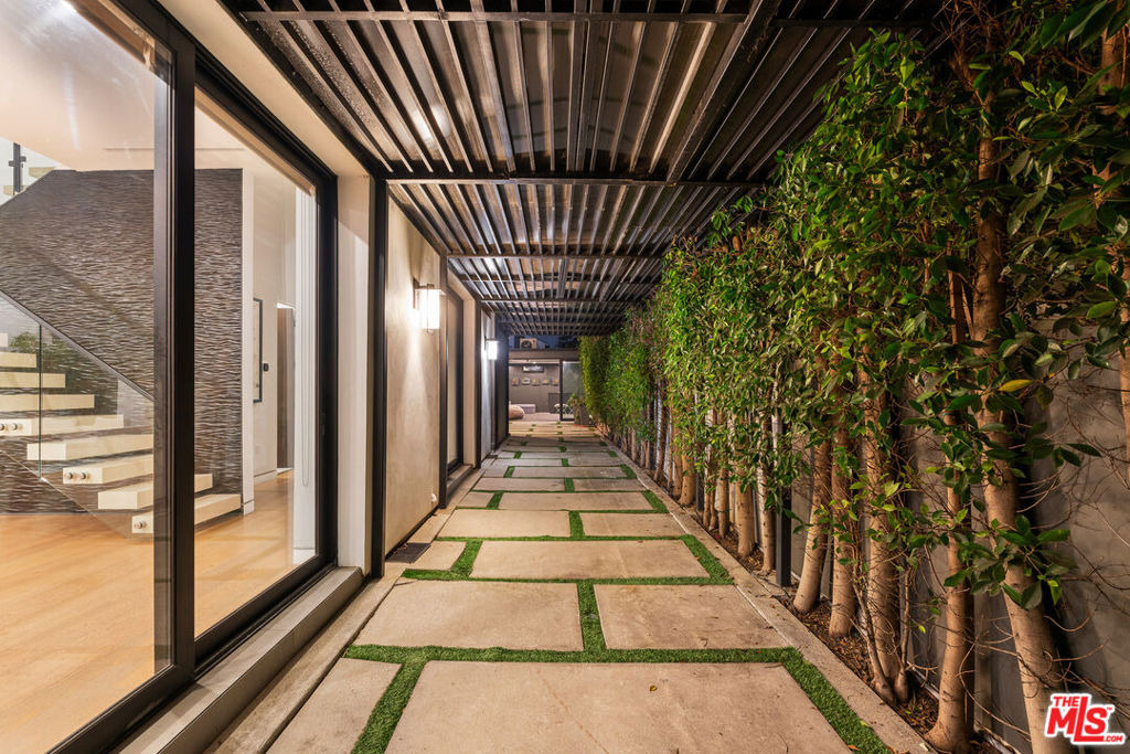 610 N Stanley Avenue - Photo 10