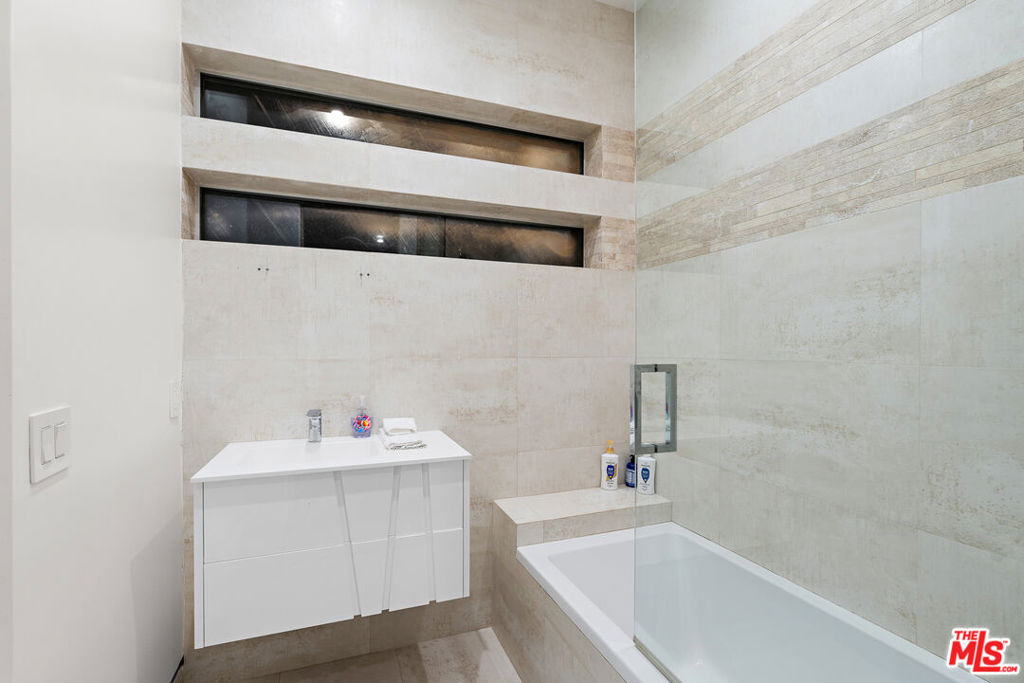 637 N Gardner Street - Photo 27
