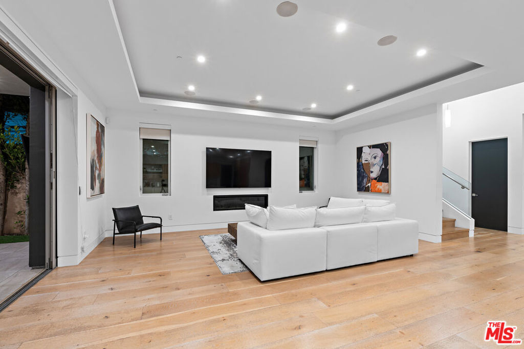 637 N Gardner Street - Photo 9
