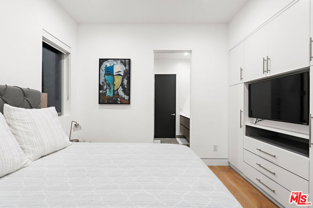 637 N Gardner Street - Photo 35