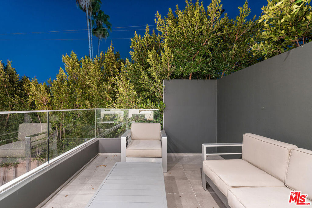 637 N Gardner Street - Photo 23