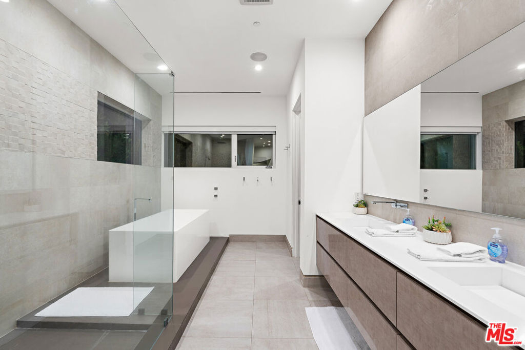 637 N Gardner Street - Photo 21