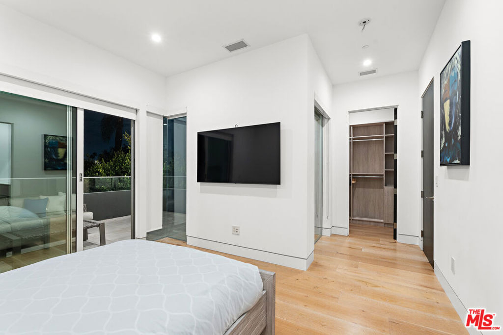 637 N Gardner Street - Photo 31
