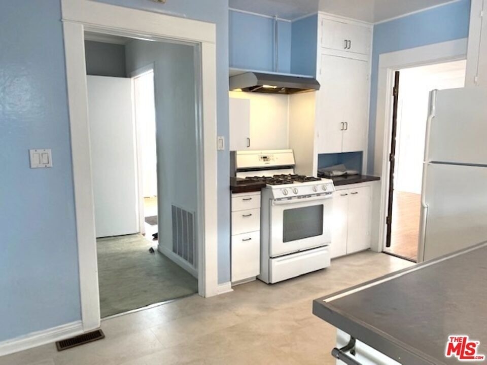 1204 N Hilldale Avenue - Photo 3