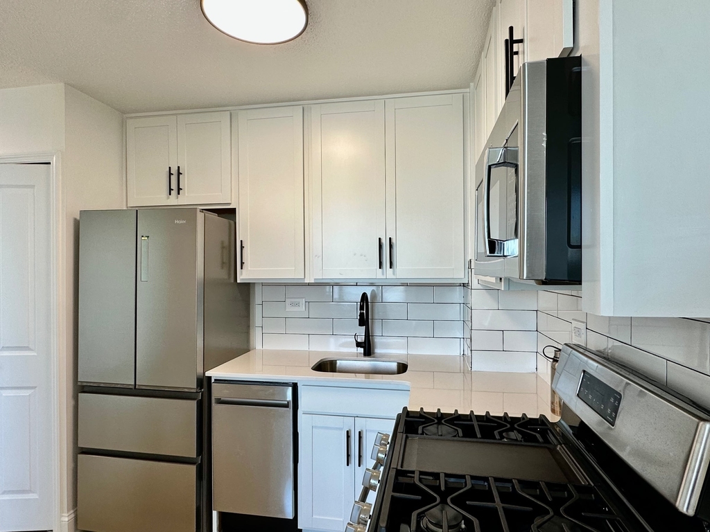 3333 Broadway - Photo 16