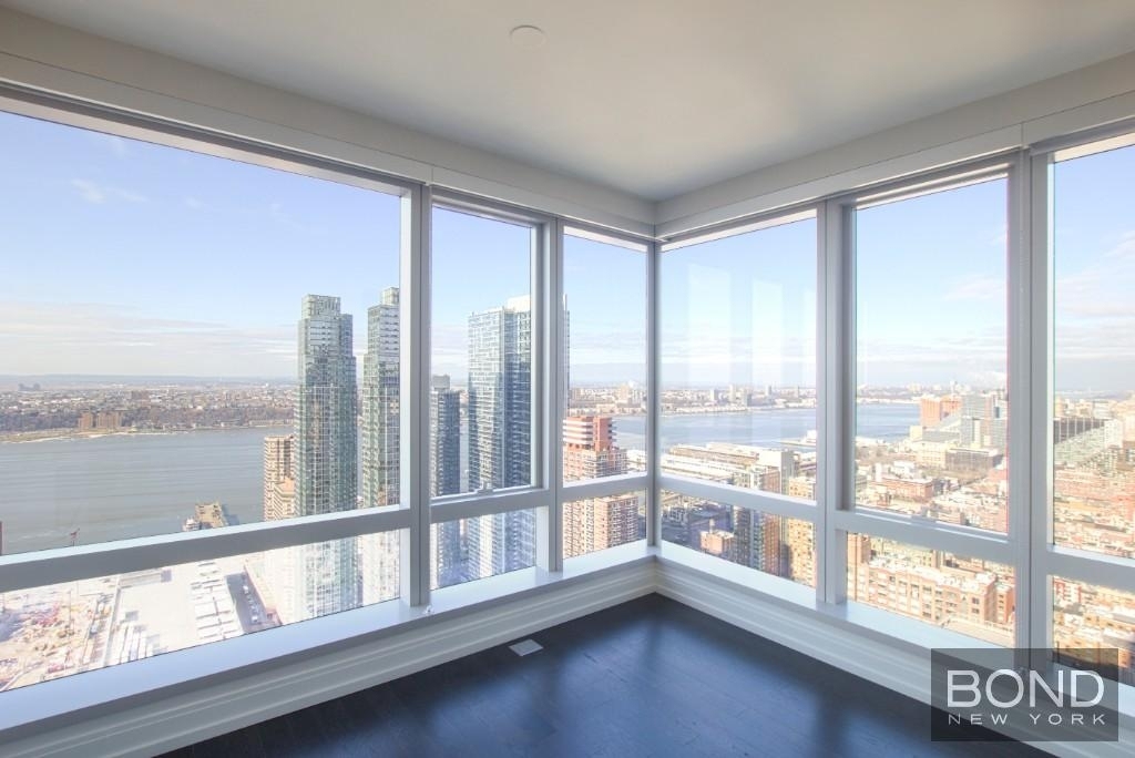 Tenth Avenue - Photo 0