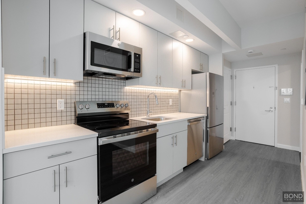 183-03 Hillside Avenue - Photo 2
