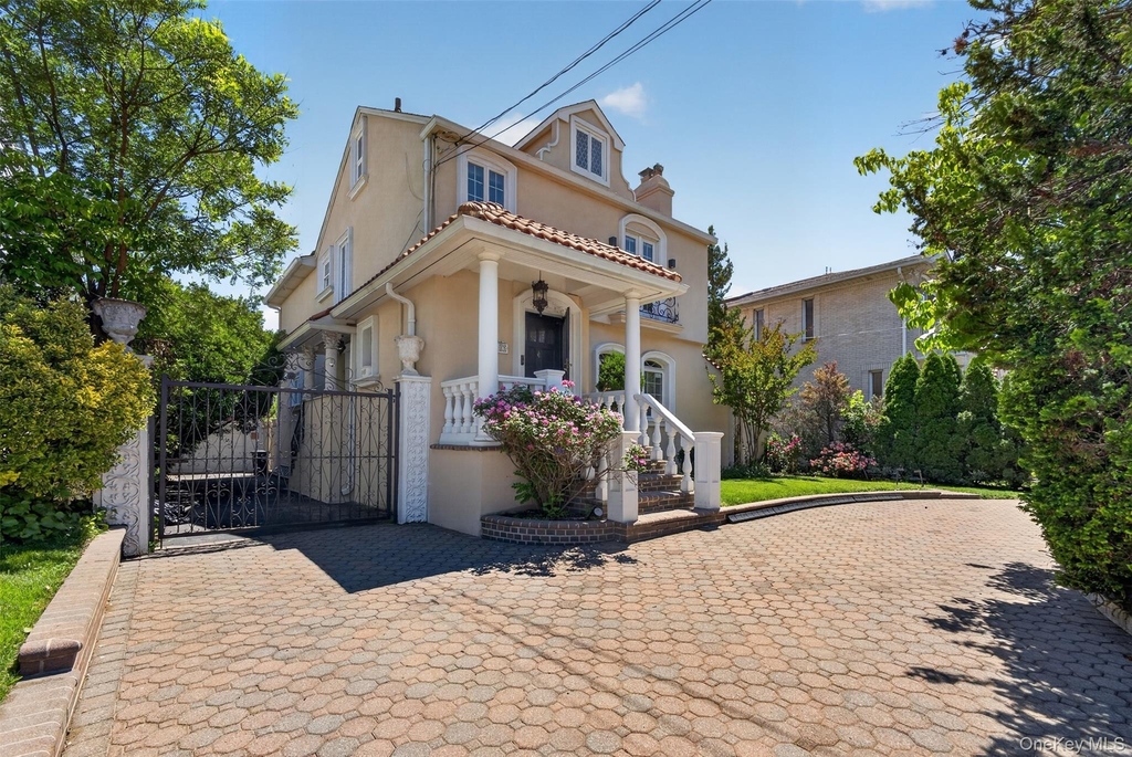 1425 Burton Street - Photo 1
