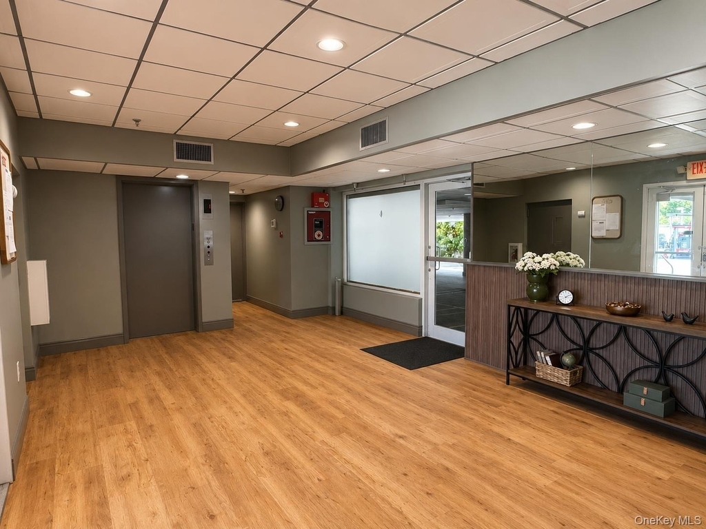 205 Mineola Boulevard - Photo 3