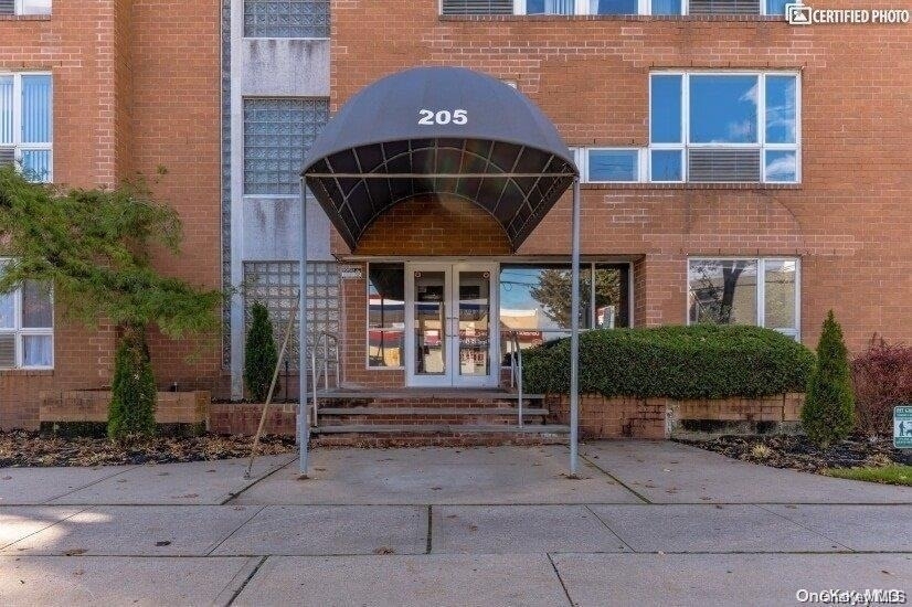 205 Mineola Boulevard - Photo 0