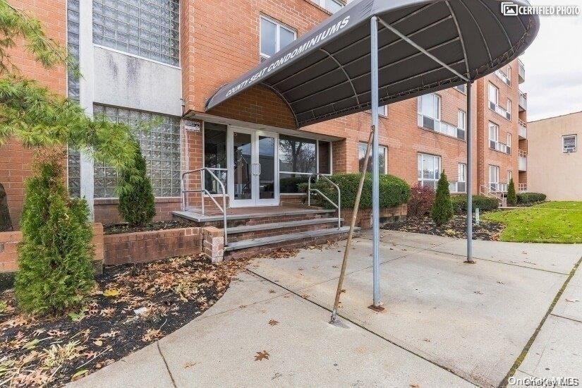 205 Mineola Boulevard - Photo 1