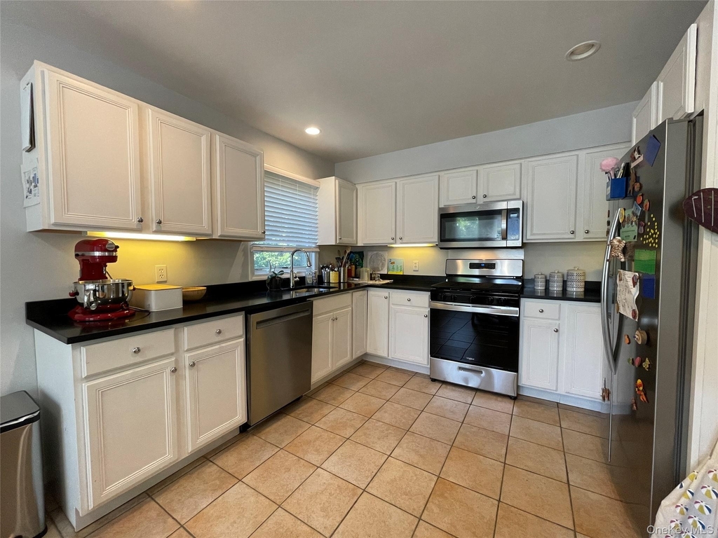 46 Maple Avenue - Photo 3