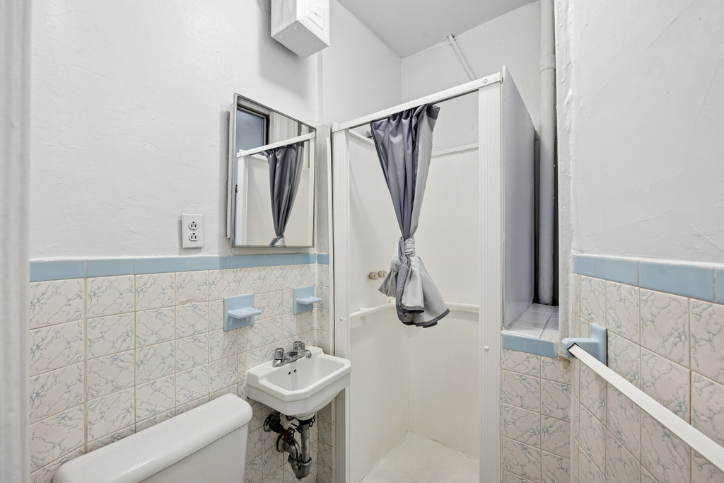 320 E 49th Street - Photo 3