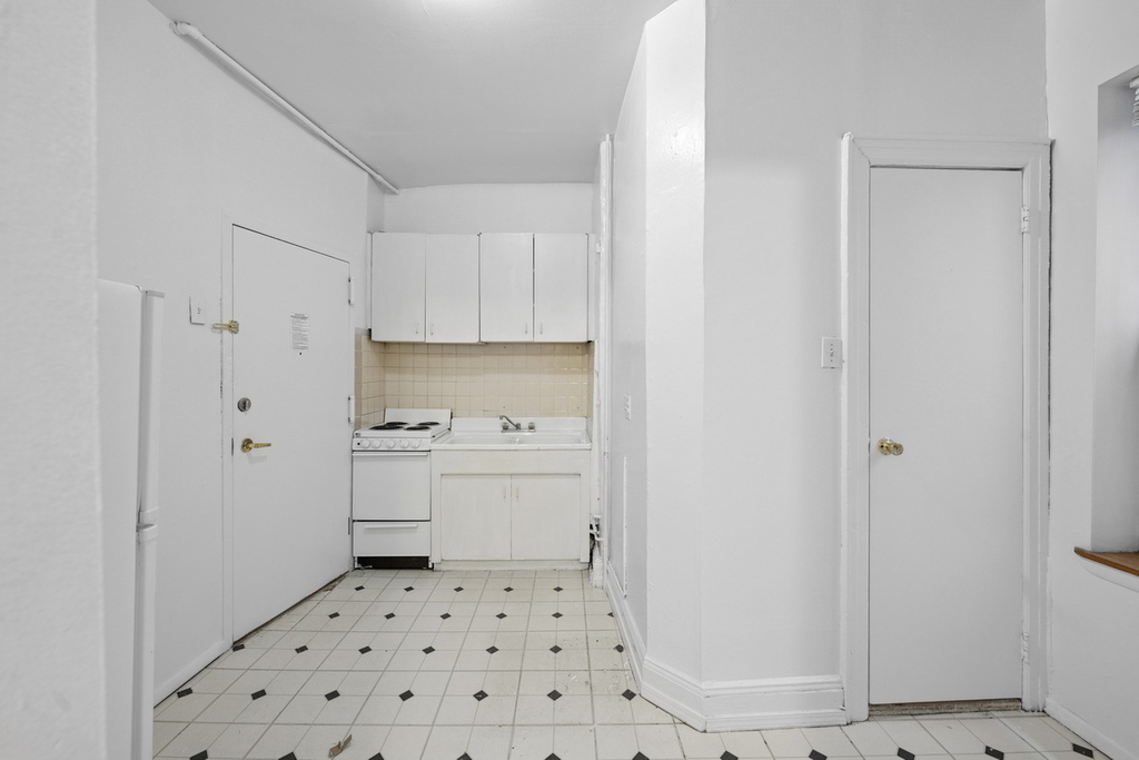 320 E 49th Street - Photo 1