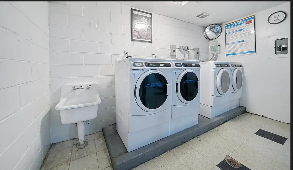 331 W 43rd Street - Photo 8