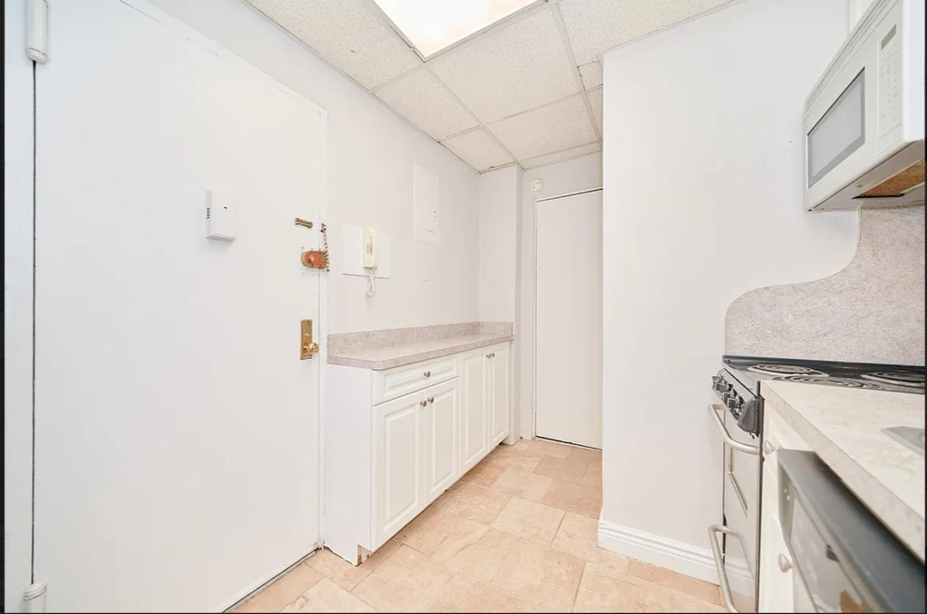 331 W 43rd Street - Photo 7