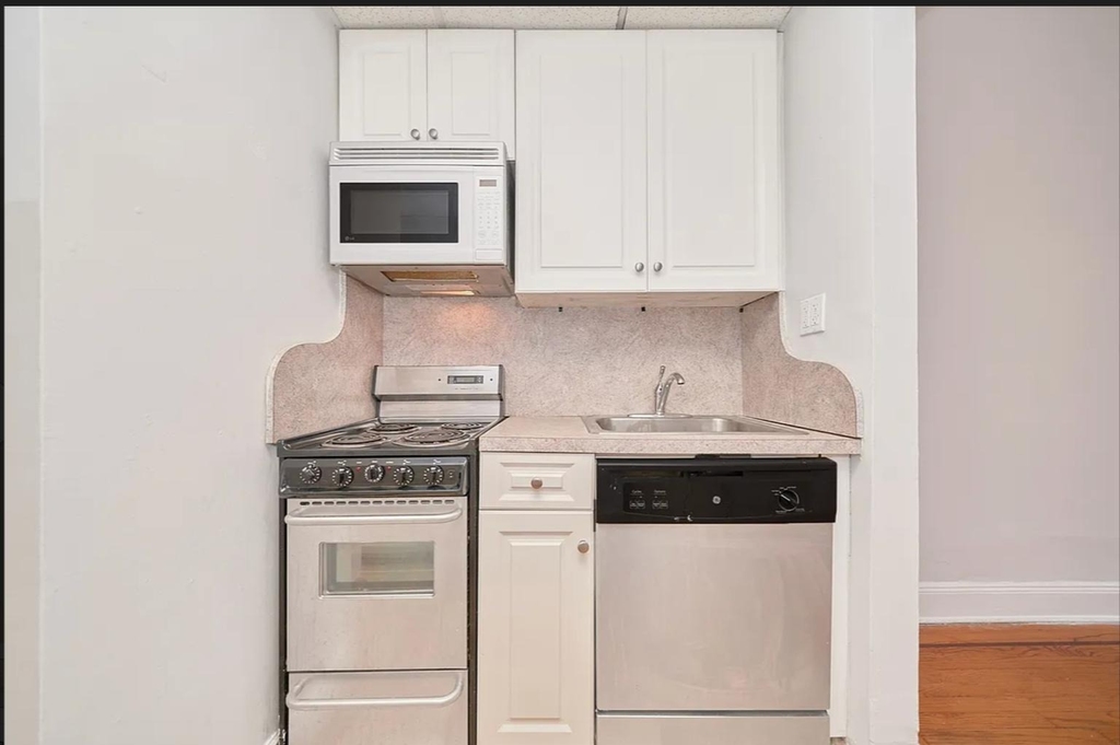 331 W 43rd Street - Photo 5