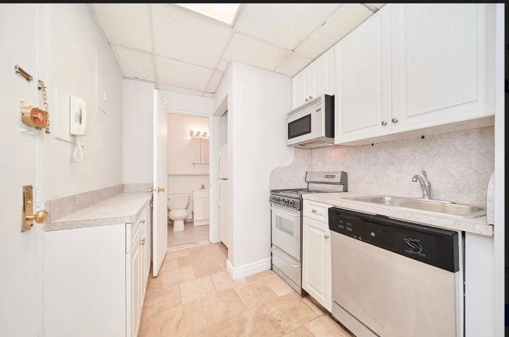 331 W 43rd Street - Photo 4
