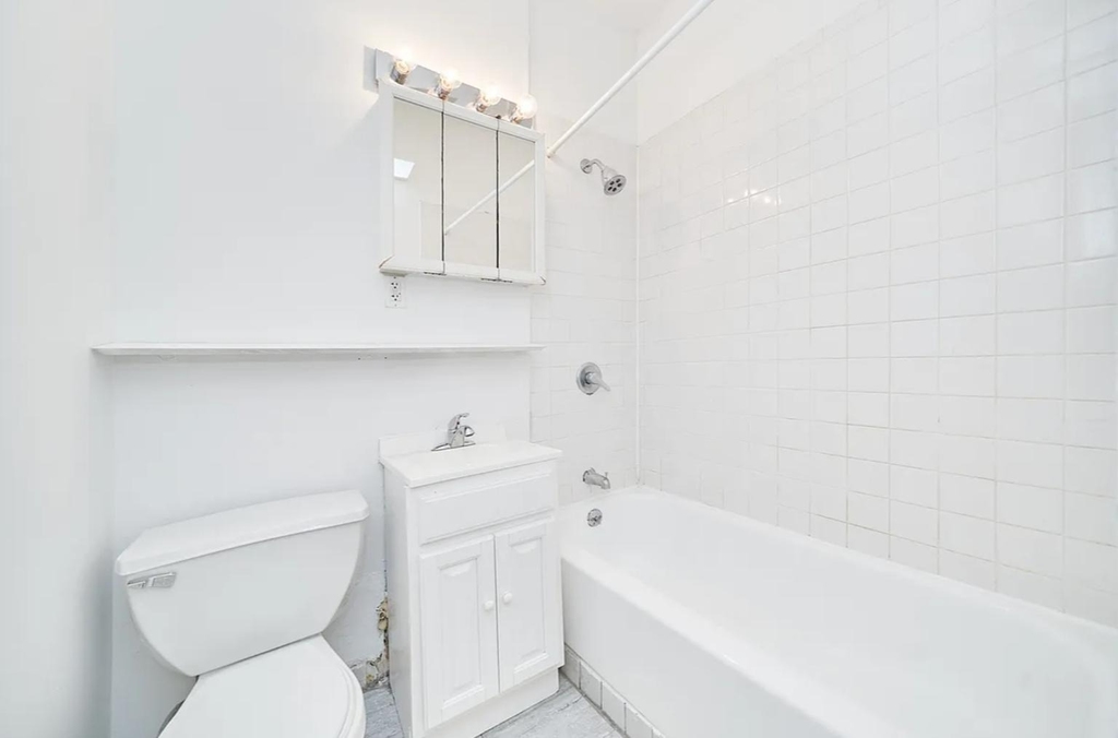331 W 43rd Street - Photo 6