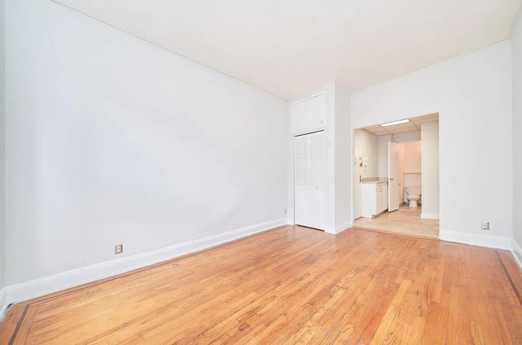 331 W 43rd Street - Photo 2