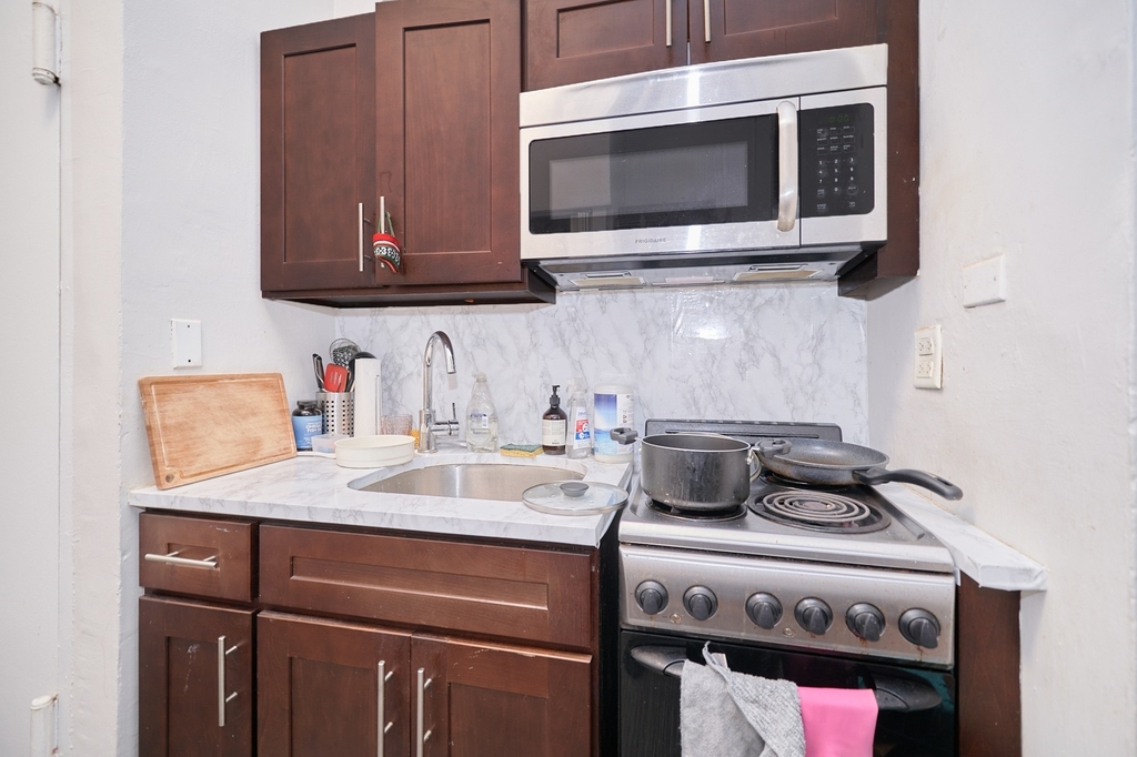 331 W 43rd Street - Photo 7