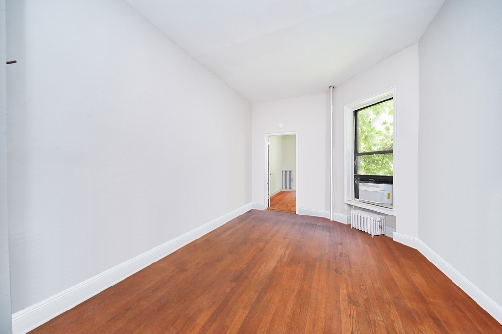331 W 43rd Street - Photo 3