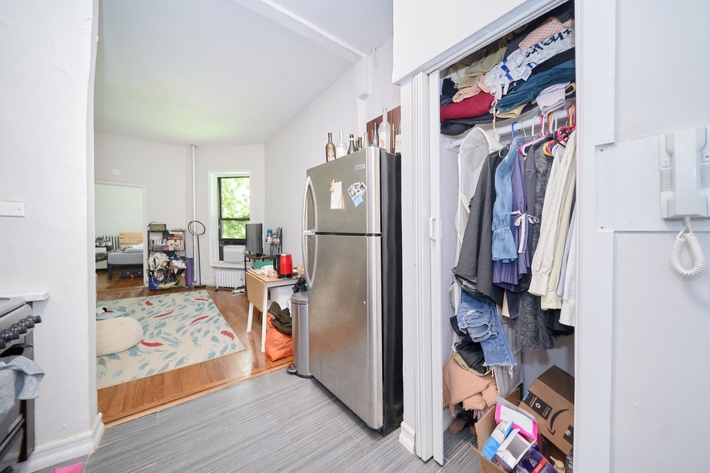 331 W 43rd Street - Photo 6